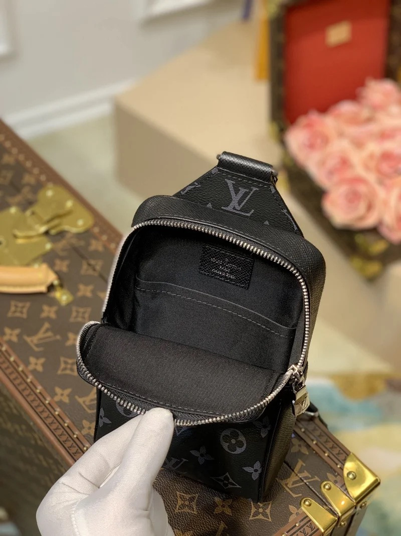 LV OUTDOOR SLINGBAG M30741