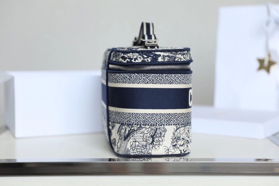 D*or travel make up bag