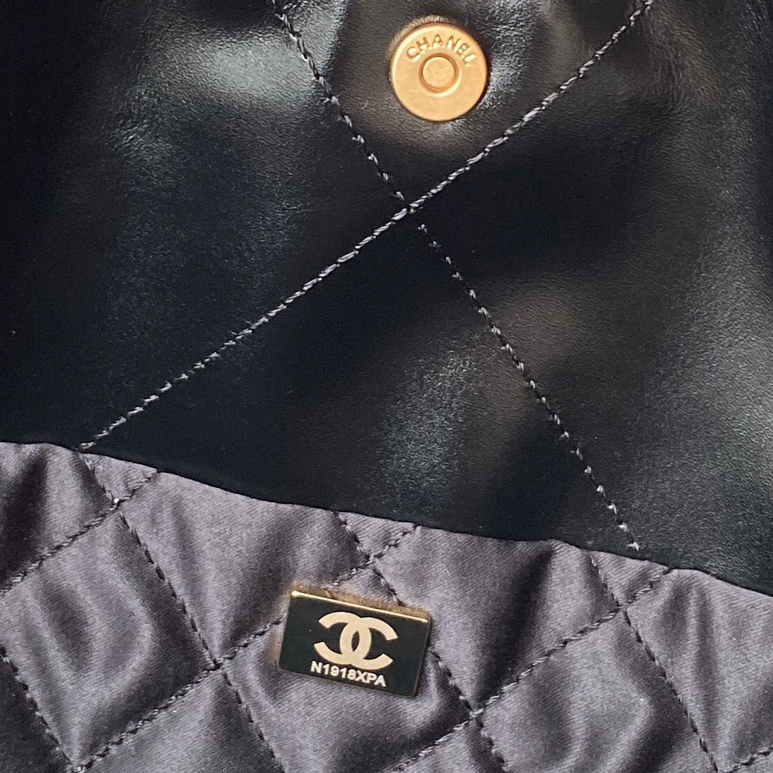 Ch*el 22 handbag shiny calfskin black 30×45×8cm