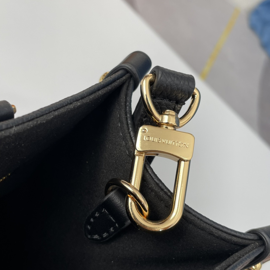 LV M45653 Onthego PM 9.8 x 7.5 x 4.5 inches