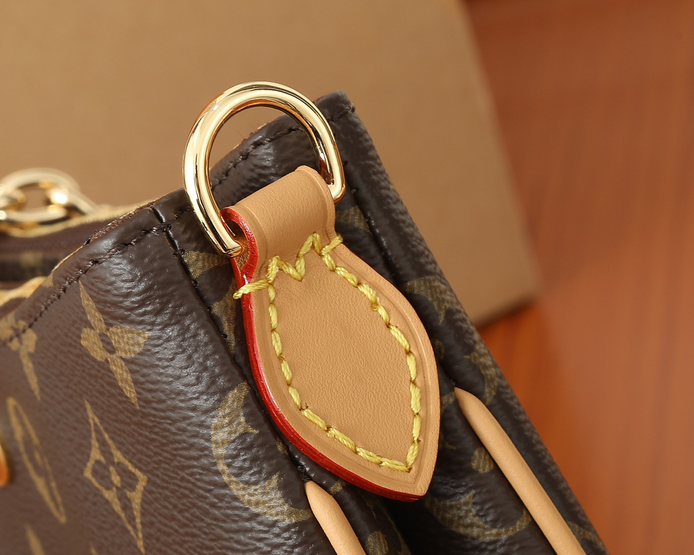 LV Liv Pochette M83008 9.6 x 5.3 x 2.6 inches