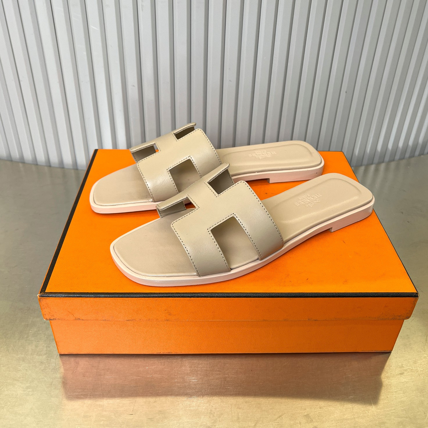 UA Hermès Oran sandal