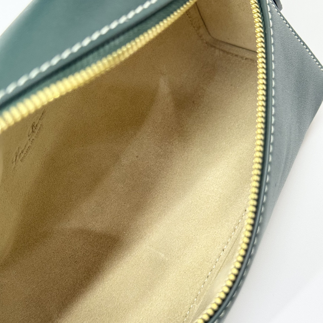 L**o p*ana extra pocket l19 smooth calfskin 11 x 19 x 6.5 cm