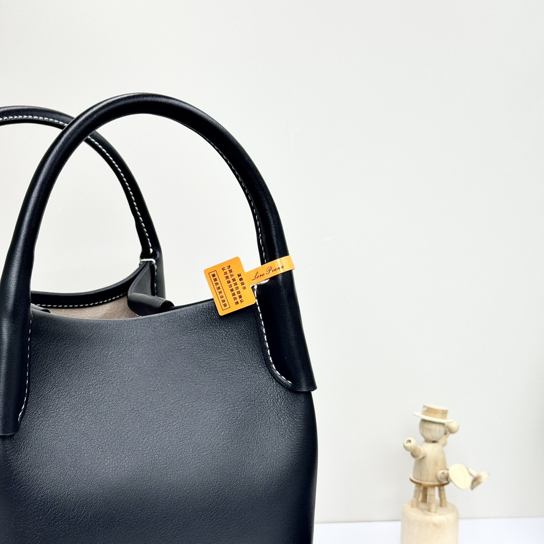 L**o p*ana small bale bag calfskin 17 x 17 x 21 cm